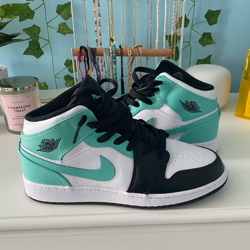 Air Jordan 1 Mid SIZE: WOMENS 8
